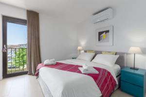 een slaapkamer met 2 bedden en een raam bij Apartment Mara Premium in Poreč