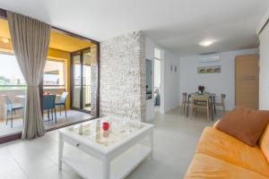 een woonkamer met een bank en een tafel bij Apartment Mara Premium in Poreč