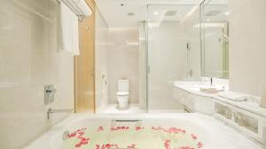 A bathroom at Yun Hotel Wuhan