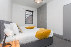 The Station House في بريستون: غرفة نوم بسرير كبير مع بطانية صفراء