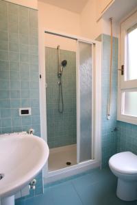 een badkamer met een douche, een wastafel en een toilet bij Raffy's HOME in Arenzano