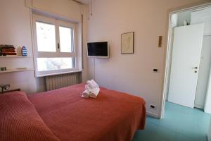 een slaapkamer met een bed met een handdoek erop bij Raffy's HOME in Arenzano