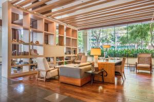 un salon avec un canapé et une table dans l'établissement Allure Waikiki #803 condo, à Honolulu