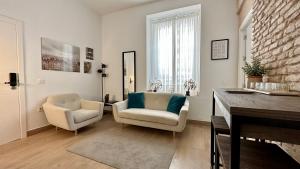 uma sala de estar com duas cadeiras e um piano em Mata Mua Suites em Sevilha