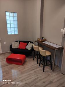 sala de estar con sofá y mesa en Closer "Central studio and Apartment", en Tesalónica