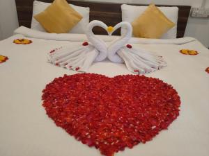 two swans making a heart on a bed at Silent Waves in Agonda