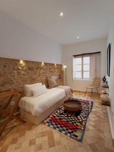 um quarto com uma cama e uma mesa em Dar YAMAR em Essaouira