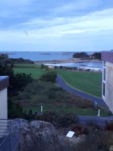 Gallery image of Auberge Granit Rose - Hébergement partagé en Auberge de Jeunesse - Vue sur mer - Dortoir mixte & Camping in Trébeurden +26 photos