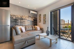 San ĠwannHigh-End central APT with comfy BED & Super WIFI by 360 Estates的带沙发和冰箱的客厅