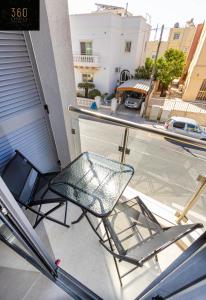 High-End central APT with comfy BED & Super WIFI by 360 Estates的阳台或露台