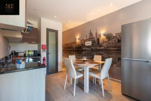 High-End central APT with comfy BED & Super WIFI by 360 Estates的厨房或小厨房