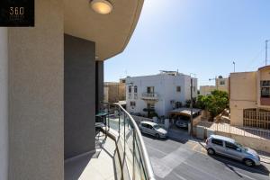 San ĠwannHigh-End central APT with comfy BED & Super WIFI by 360 Estates的可以看到停车场的阳台