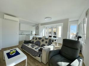 sala de estar con sofá y mesa en Luxury Center Apartment, en Benidorm