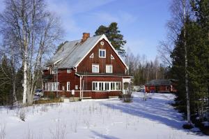 a large wooden barn with snow on the ground at Gubbaberget Björnberget 5 minuter Hedsjövägen 23 ofta uthyrt 