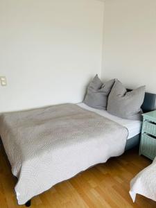 Ce lit se trouve dans un dortoir doté d'un mur blanc. dans l'établissement Sunrise Studio für 2-3 Personen, à Munich
