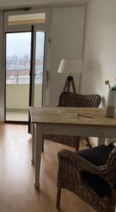 uma sala de jantar com uma mesa e cadeiras e uma janela em Sunrise Studio für 2-3 Personen em Munique