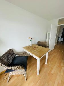 une salle à manger avec une table et une chaise dans l'établissement Sunrise Studio für 2-3 Personen, à Munich