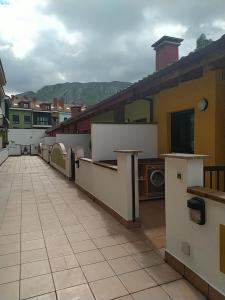 a building with a tile floor with washing machines at Adosado de María - Para 4 pax en Posada de Llanes in Llanes