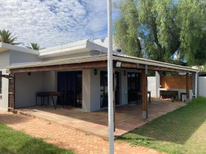 una casa con toldo en un patio en 7 Aquavista Crescent, Sundays River, en Colchester