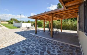 einen Pavillon mit Tischen und Stühlen auf einer Terrasse in der Unterkunft Patrizio Country House in Labico