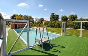 un patio con una silla junto a una piscina en Patrizio Country House, en Labico