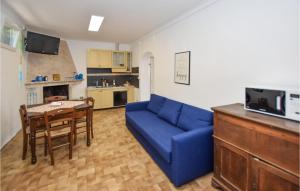 ein Wohnzimmer mit einem blauen Sofa und einem Tisch in der Unterkunft Patrizio Country House in Labico