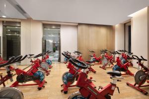The fitness centre and/or fitness facilities at Yun Hotel Wuhan