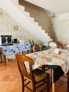 a dining room with a table and chairs at Il Casale di Luisa in Modica