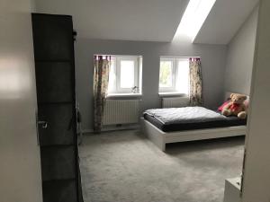 um quarto com uma cama e um ursinho de peluche em Apartment Zebra em Viena