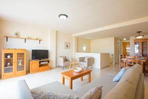 uma sala de estar com um sofá e uma mesa em Apartamento Manzanera 3 - PlusHolidays em Calpe