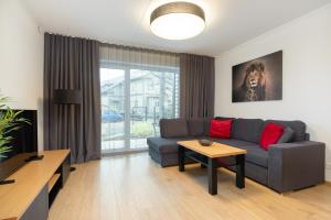 uma sala de estar com um sofá e uma mesa em TartuKodu Narva mnt 101a-1 em Tartu
