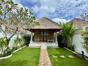 ein Haus mit Rasen davor in der Unterkunft Bamboo Bungalows in Nusa Lembongan