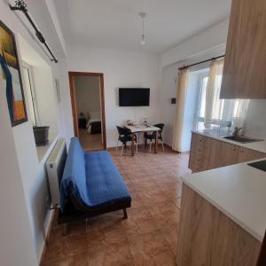TV a/nebo společenská místnost v ubytování Potamos Private Suites