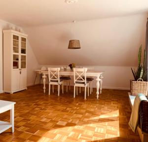 a dining room with a table and chairs at mitten im dorf in Worpswede