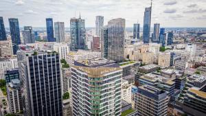 una vista aerea di una città con edifici alti di Royal Tulip Warsaw Apartments a Varsavia