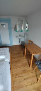 sala de estar con mesa de madera y lavamanos en 's Jägermatt en Feldberg