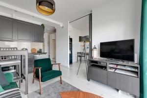 Televízia a/alebo spoločenská miestnosť v ubytovaní Albatross Tower - apartament w centrum Przymorza by Grand Apartments