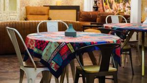 提比里斯的住宿－Boutique Hotel Alegria，桌子,上面有桌布,还有椅子