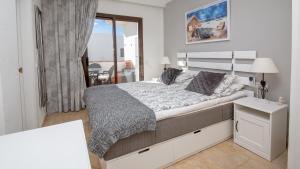 En eller flere senge i et værelse på Marina Real 414