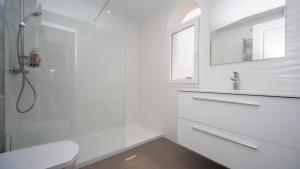 Et badeværelse på Marina Real 414 + 25 billeder