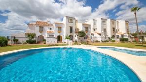 eine Villa mit einem Swimmingpool vor einem Haus in der Unterkunft Marina de Casares 25 10 in Casares