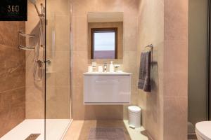 een badkamer met een douche en een wastafel bij High-End central APT with comfy BED & Super WIFI by 360 Estates in San Ġwann
