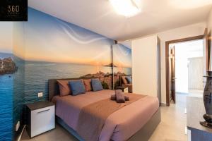 een slaapkamer met een bed en uitzicht op de oceaan bij High-End central APT with comfy BED & Super WIFI by 360 Estates in San Ġwann