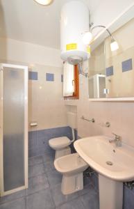 ビビオーネにあるVillaggio Orchideaのバスルーム(トイレ、洗面台、鏡付)