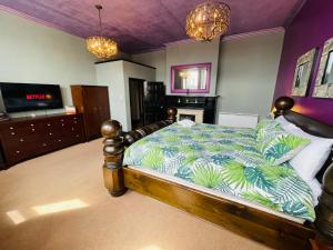 a bedroom with a bed and a tv in a room at PHOENIX Boutique Apartments in Goole