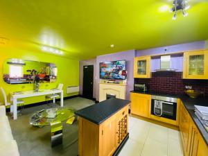 eine große Küche mit gelben und violetten Wänden in der Unterkunft PHOENIX Boutique Apartments in Goole
