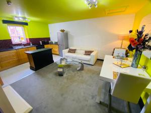 ein Wohnzimmer mit einem weißen Sofa und einer Küche in der Unterkunft PHOENIX Boutique Apartments in Goole