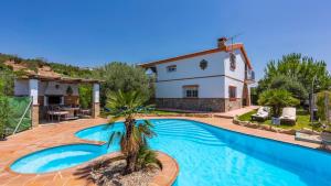 une villa avec une piscine et une maison dans l'établissement Casa Rural Lo Pinto Antequera - La Higuera by Ruralidays, à Antequera