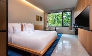 a bedroom with a large white bed and a desk at SANA Berlin Hotel in Berlin