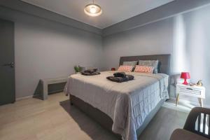 1 dormitorio con 1 cama grande en una habitación en Beautiful apt downtown, Glyfada, en Atenas